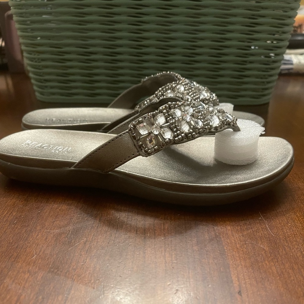 NWOT Kenneth Cole Reaction Women's Silver Sandals - Picture 4 of 9
